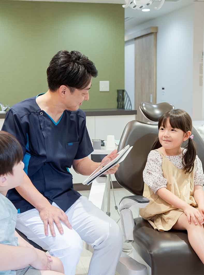 歯科医師が子どもの歯の治療をしている