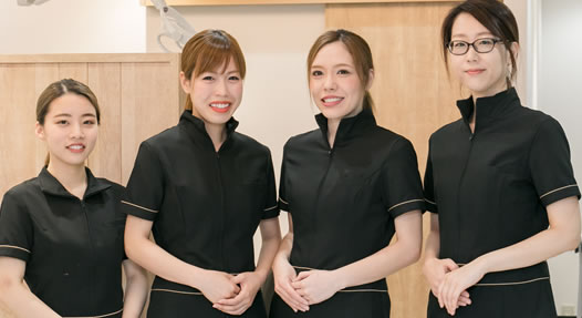 歯医者に来た子どもの対応をする女性スタッフ