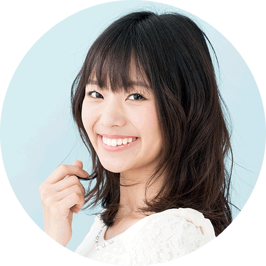 オフィスホワイトニングで白くなった歯で笑う女性