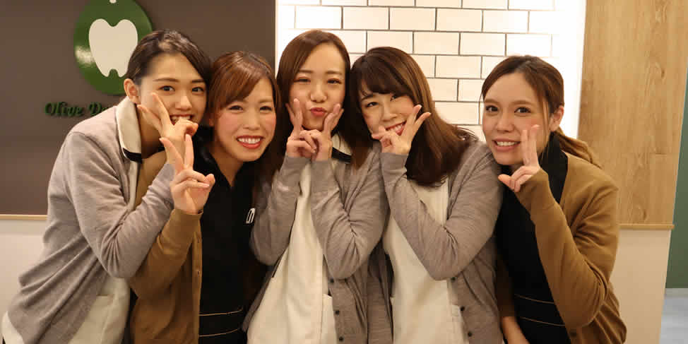 歯科衛生士と歯科助手と受付の写真