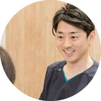 歯医者の先生が患者にレントゲン写真を説明している