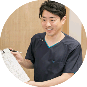 歯医者の先生が歯の症状のヒアリングを患者にしている
