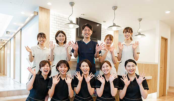 歯科衛生士と歯科助手と受付の写真