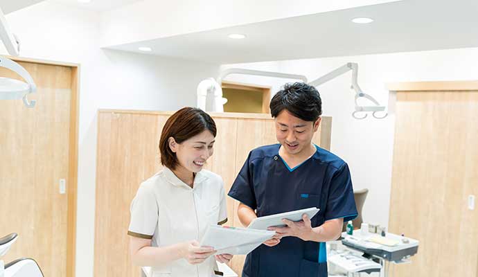 歯科助手・受付のスタッフとミーティング
