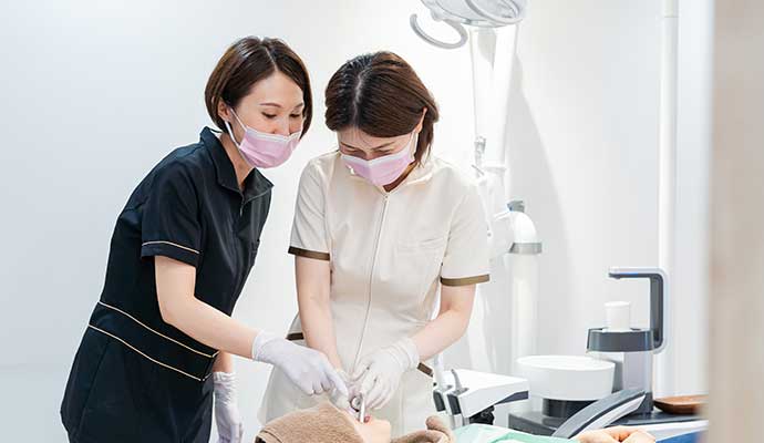歯科衛生士と歯科助手と受付の写真